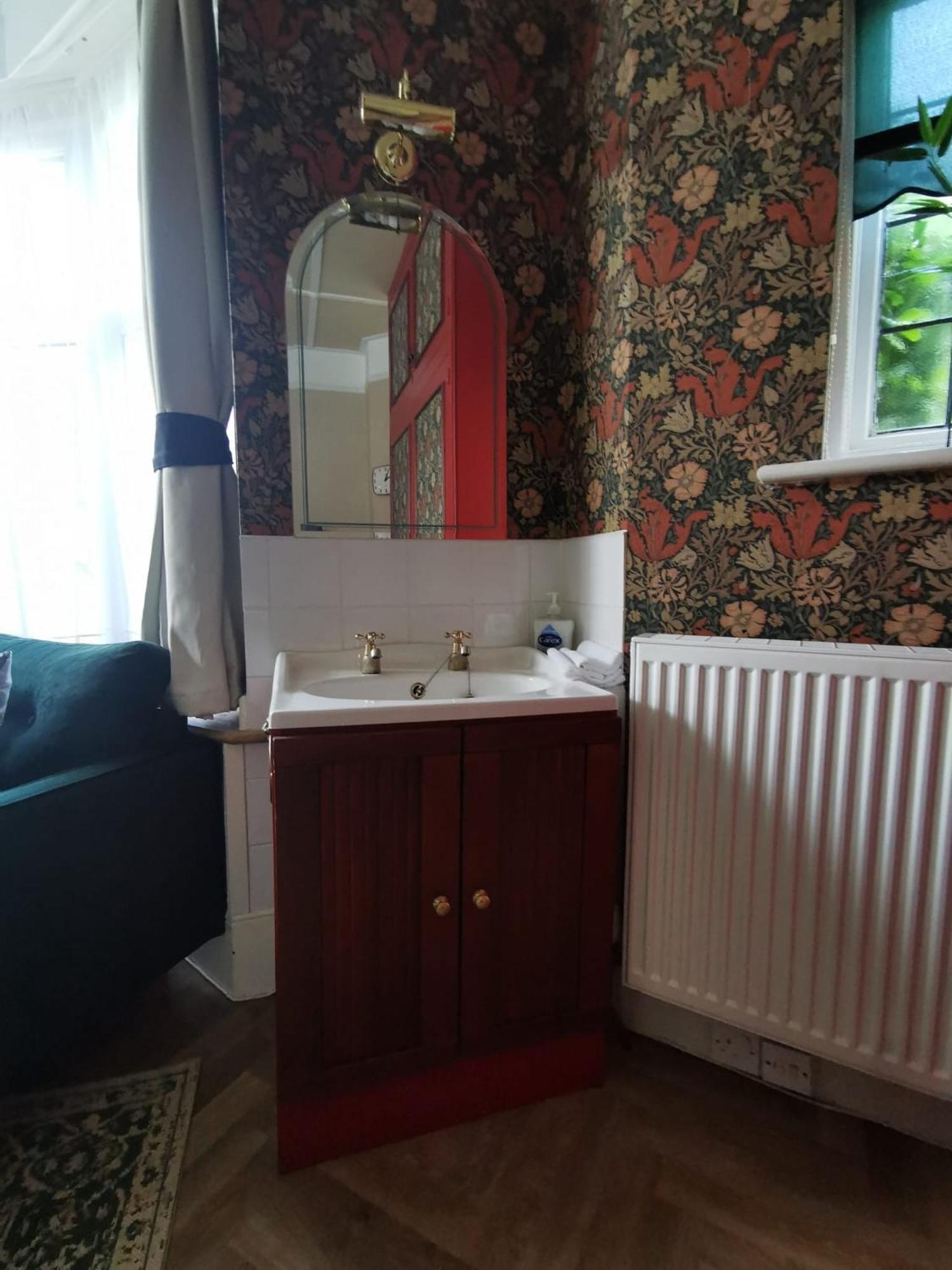 William Morris, Spacious Ground Floor Lux Double Bedroom Bexhill-on-Sea Екстериор снимка